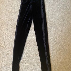 Commando medium velvet with satin strip along the sides